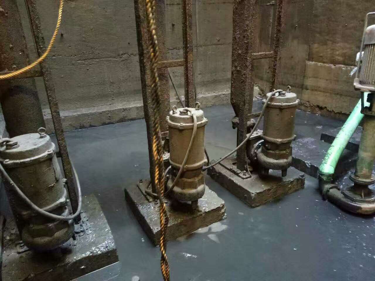 保靖污水池清理